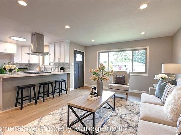3rd image of 5044 Carm Ave