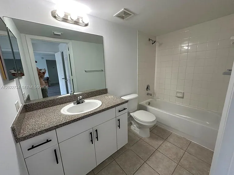 5011 Wiles Rd #203 — Photo 17
