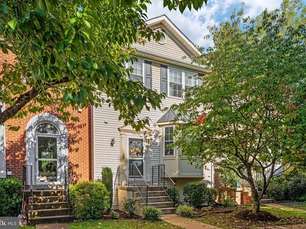 13834 Rampant Lion Ct, Centreville, VA 20120