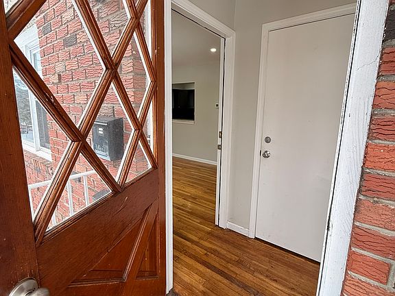 2nd image of 1346 Victory Blvd #1