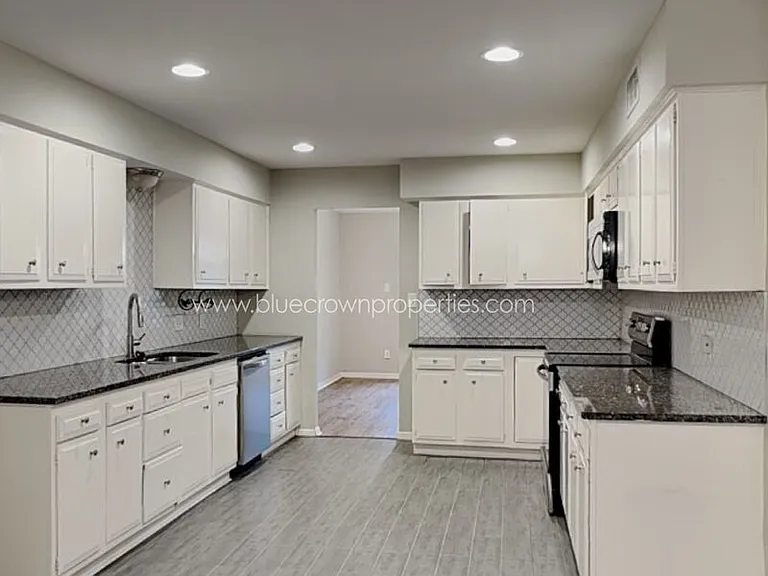 2414 S Graham Dr — Photo 4