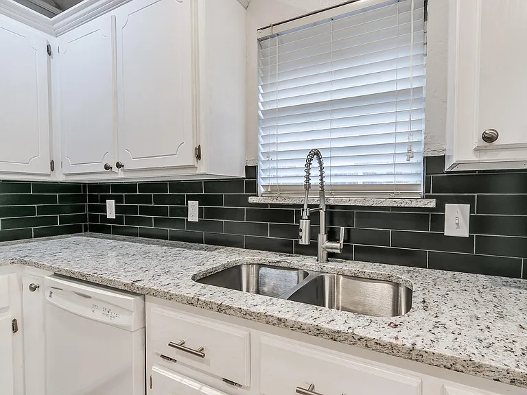 613 Katelyn Ln — Photo 3