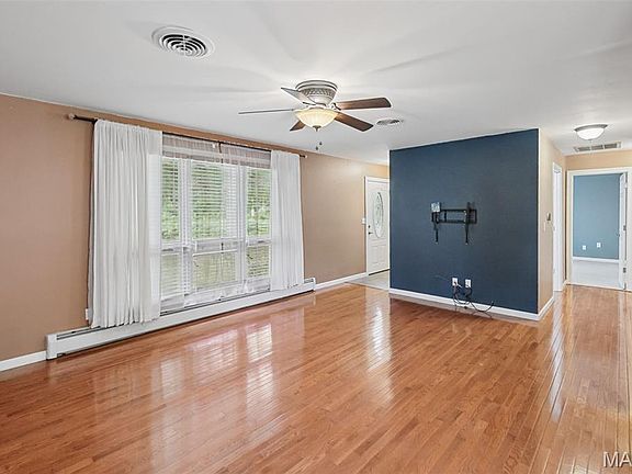 4th image of 5831 Redbud Ln
