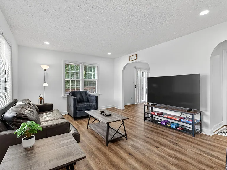 16 Lansing Ave — Photo 8