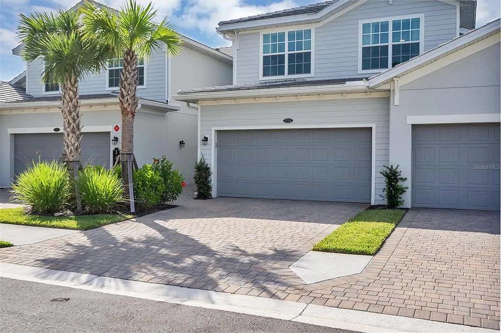 3 bed, 2.0 bath, 2110 sqft, $4,000 — Photo 1