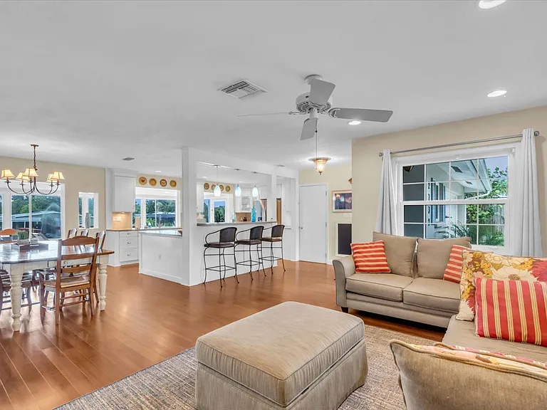 2732 Valencia Dr — Photo 15
