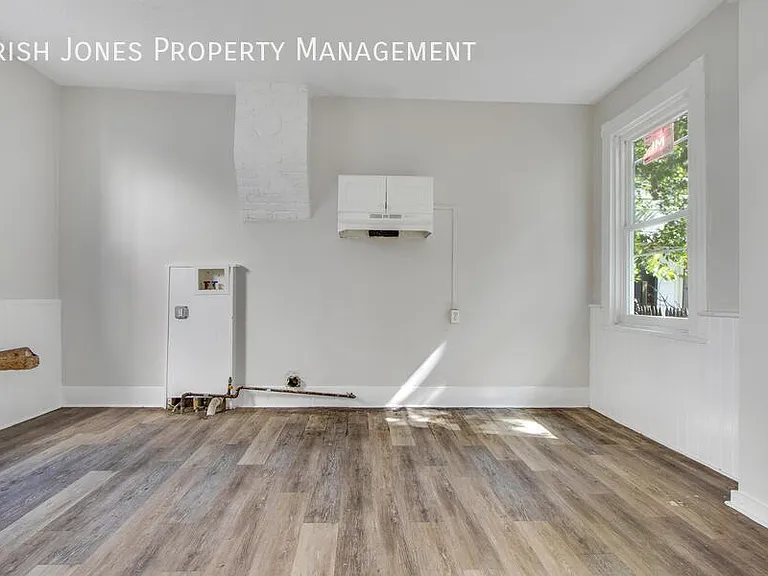 222 W Ferry St — Photo 4