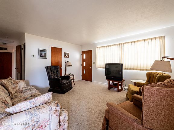 3rd image of 1640 Country Ln