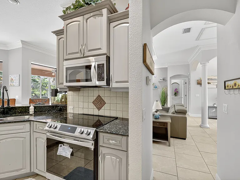 207 Kindred Blvd — Photo 8