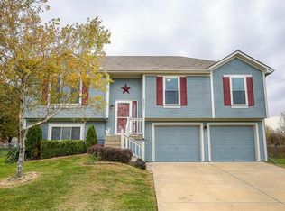 21921 Gracie Dr, Peculiar, MO 64078