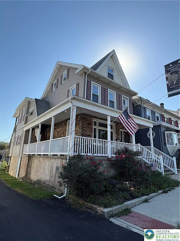 3 bed, 1.0 bath, 918 sqft, $1,800 — Photo 2