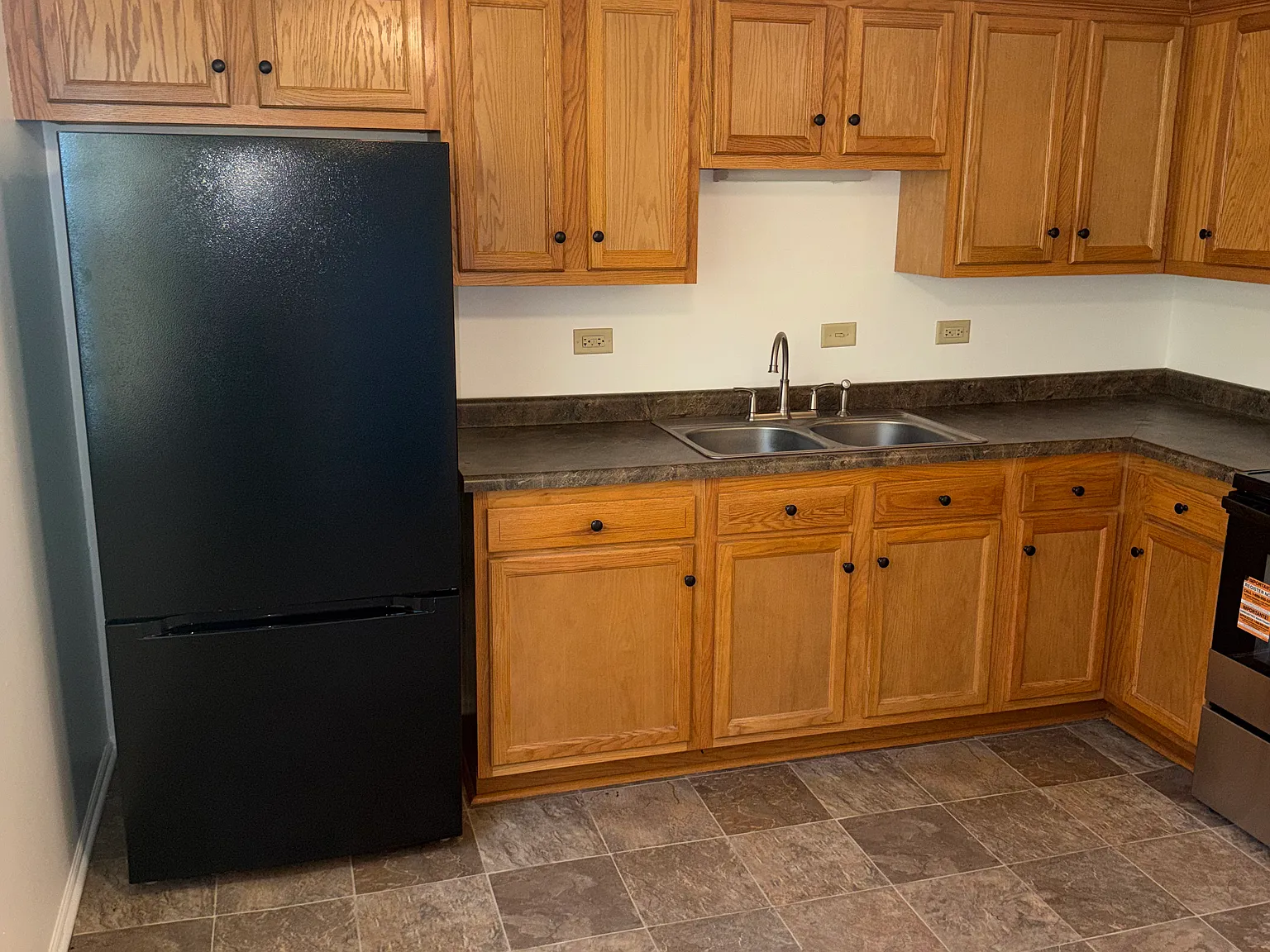 3 bed, 1200 sqft, $2,000 — Photo 2