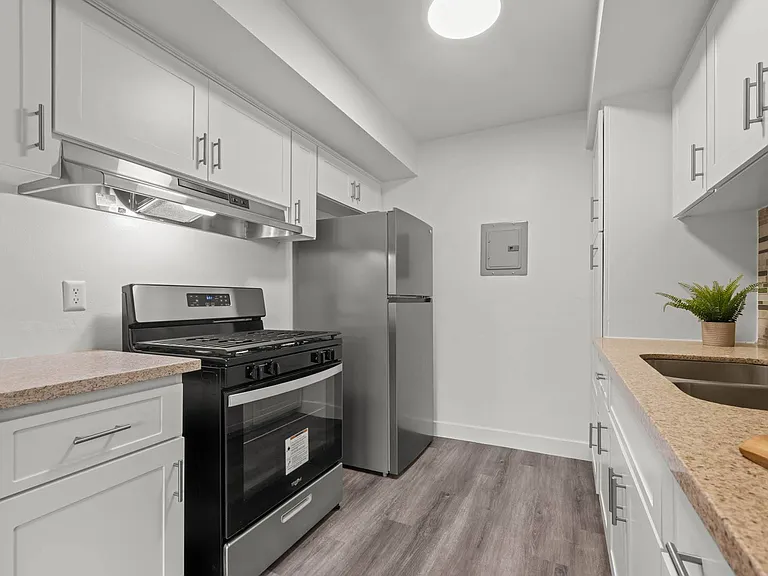 Sunset Square Apartments — Photo 11