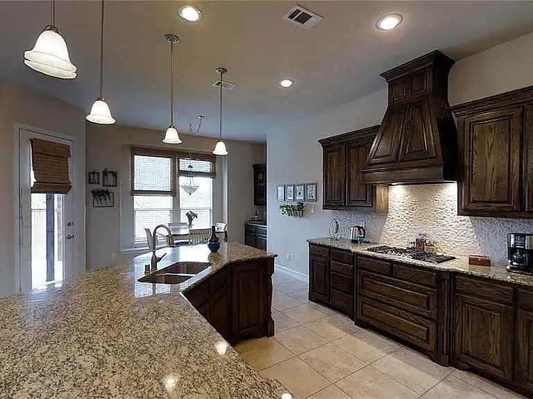 2537 Roseville Dr — Photo 5