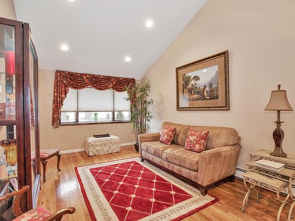 4th image of 738 Seabury Ave