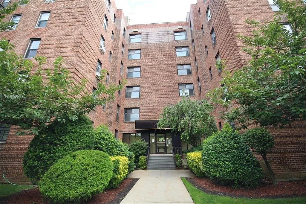 2209 Knapp St APT 1B photo 1