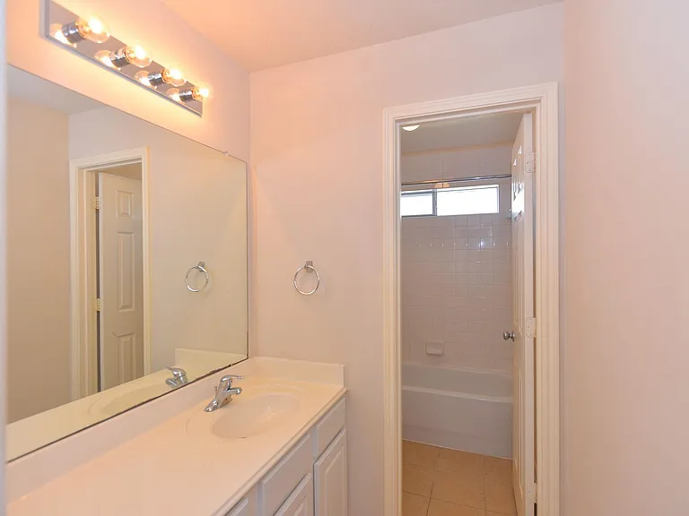 13607 Manor Crest Ln — Photo 18