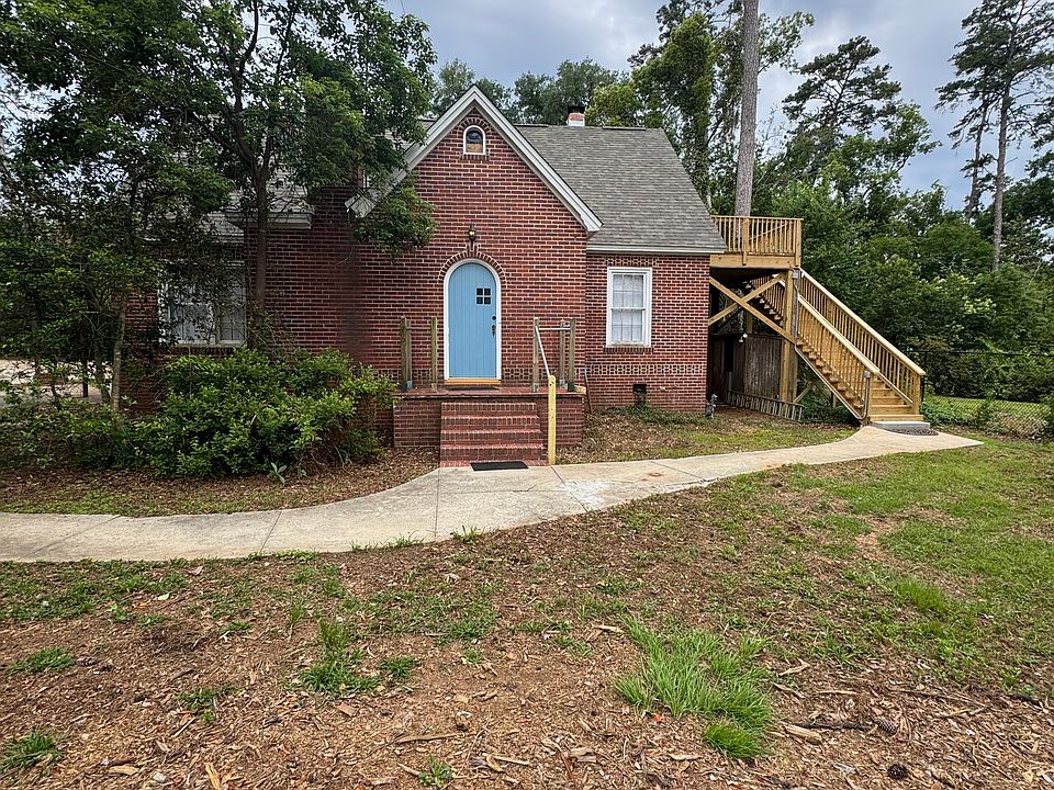 outside entry for downstairs and deck leading to 2 bd. 1 bath upstairs deck