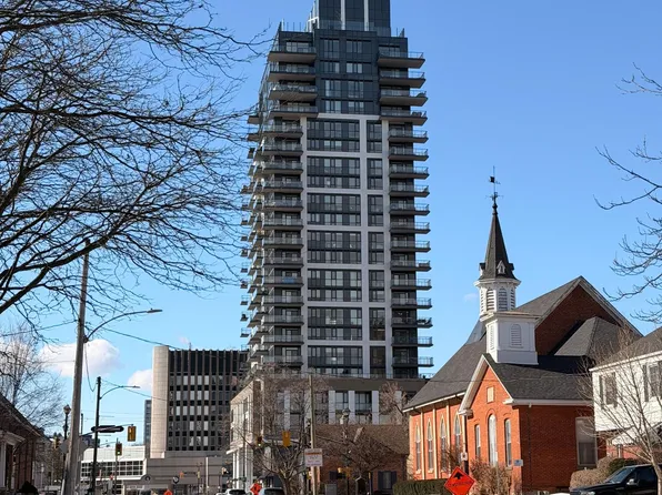 2007 James St #414, Burlington, ON L7R 0G7