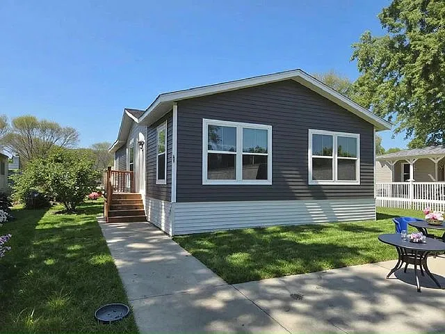 2 bed, 1056 sqft, $1,615 — Photo 1