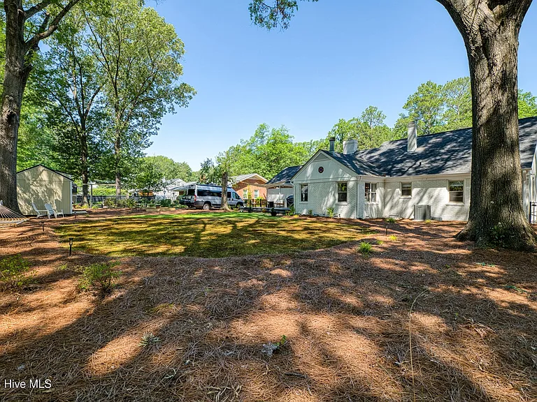 Clark Dr — Photo 32