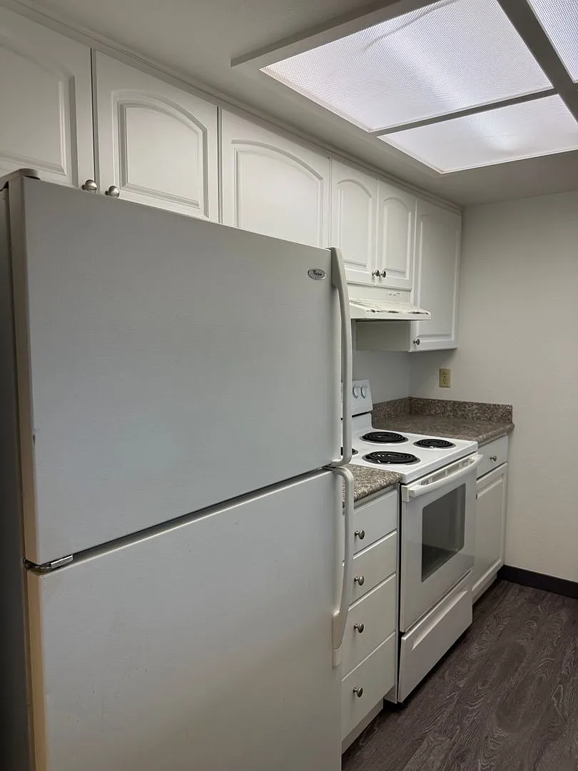Davis Apartments — Photo 3