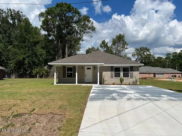 8204 Longwood Dr, Gautier, MS 39553