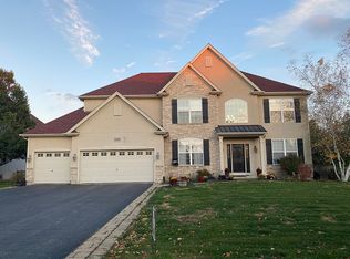 2192 Schrader Ln, North Aurora, IL 60542