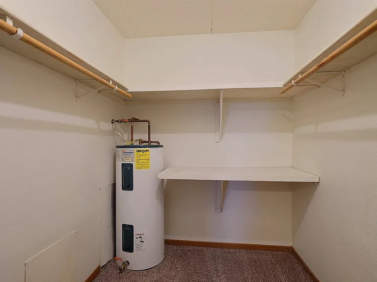 Fargo, ND Dakota Manor Apartments | Closet