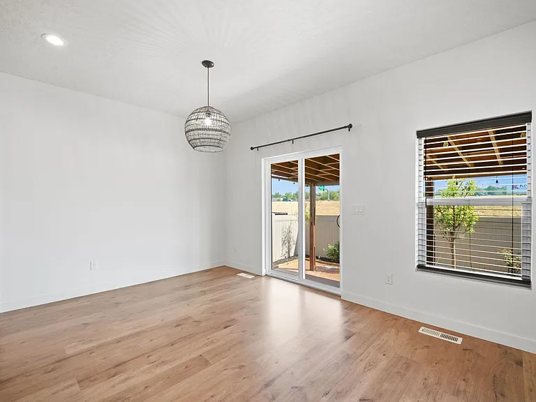 394 W Parkway Dr — Photo 12