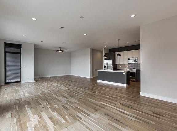 2nd image of 2556 W Armitage Ave #403