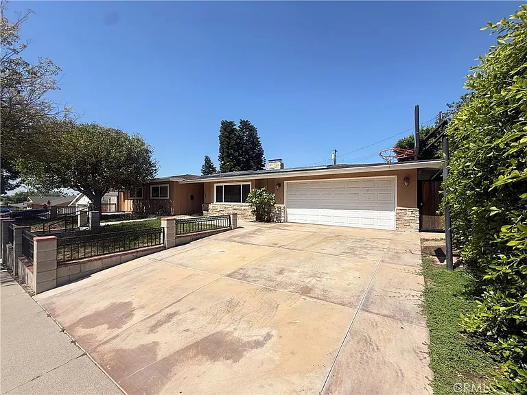 1131 Urell Dr — Photo 3