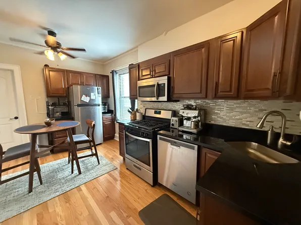 718 Reba Pl #3F, Evanston, IL 60202