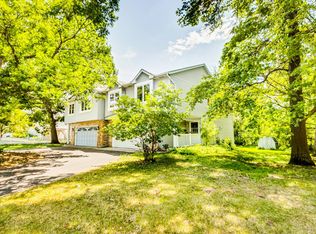 590 Sherwood Rd, Shoreview, MN 55126