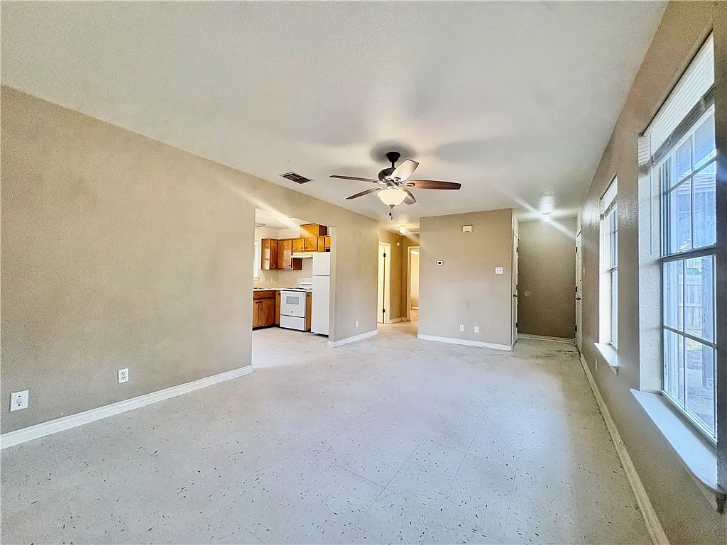 2 bed, 1.0 bath, 882 sqft, $1,200 — Photo 2