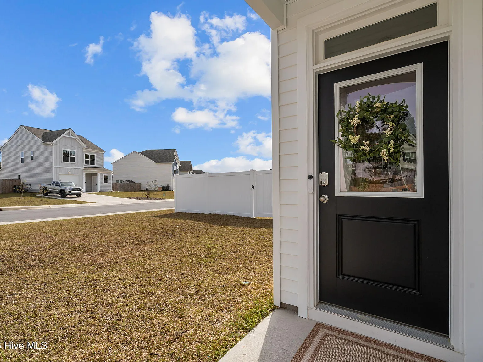 3 bed, 2.5 bath, 2338 sqft, $2,450 — Photo 3