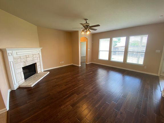 4th image of 121 Deerwood Oaks
