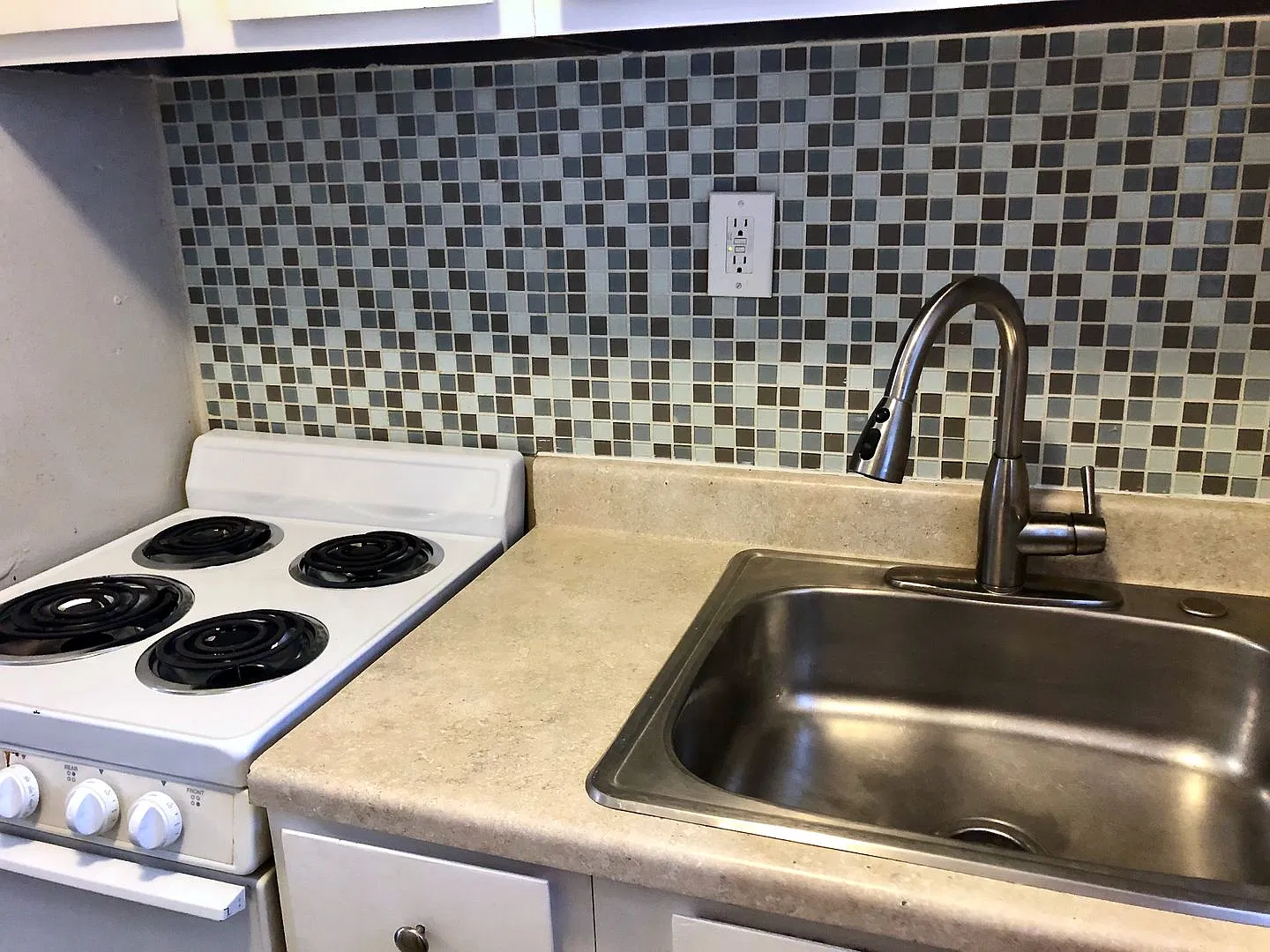 Modern & Charming Apartment in East End * Walk to Frick Park * Renovated * Available Now * our Today — Photo 3