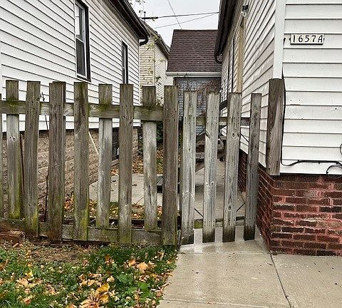 3rd image of 1657A N Arlington Pl