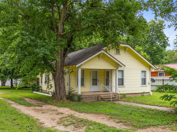 701 S Austin St, De Leon, TX 76444