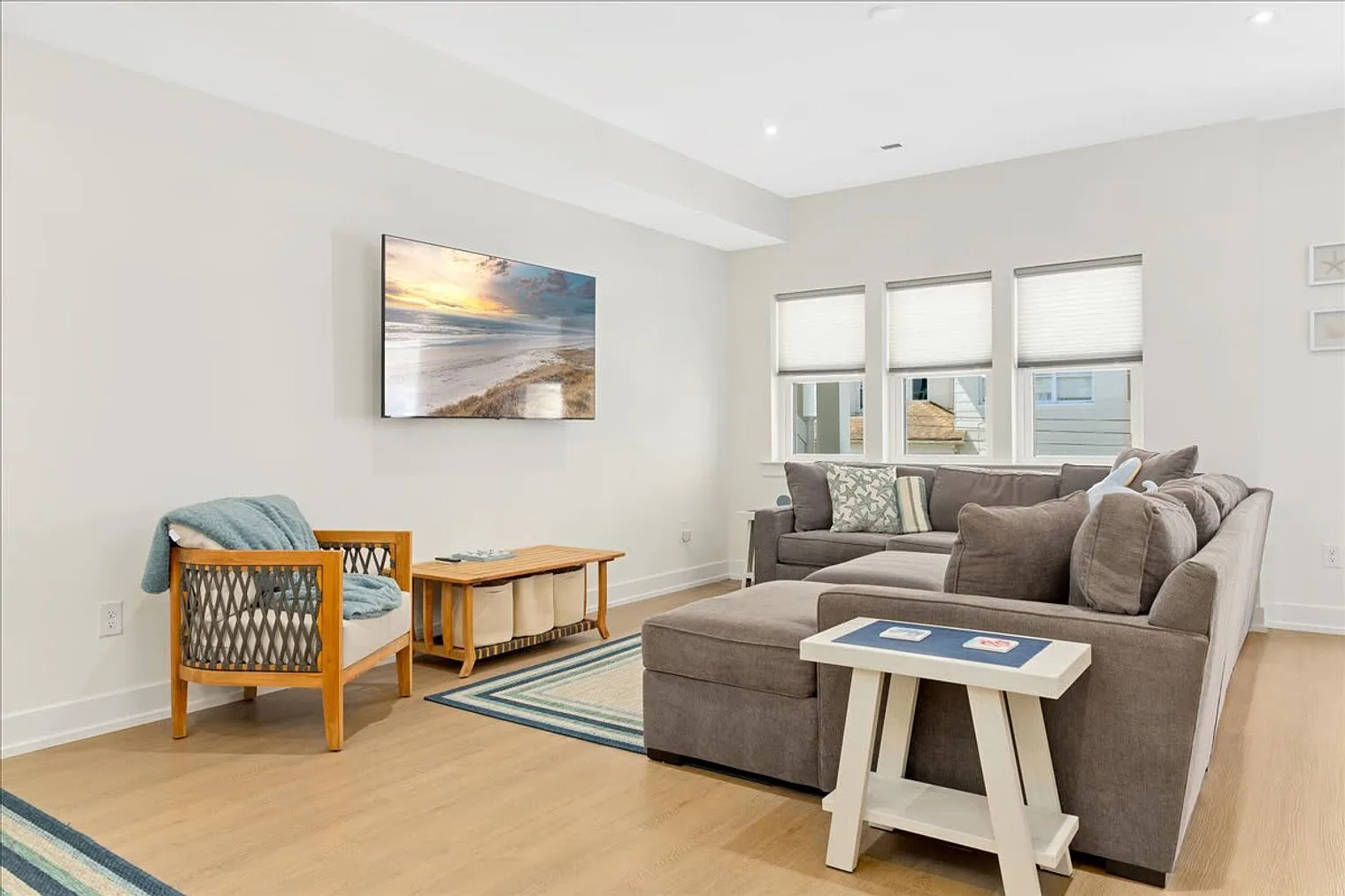3 bed, 3.0 bath, 2195 sqft, $7,172 — Photo 2