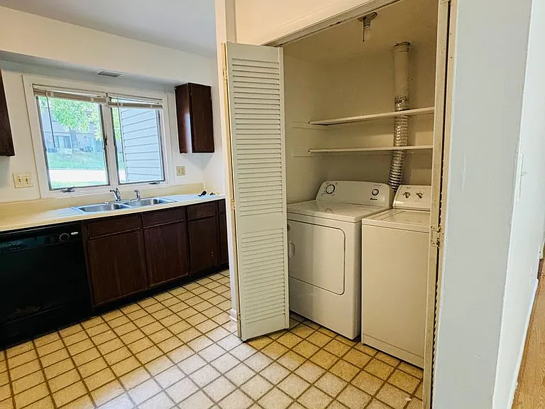354 Shenandoah Cir — Photo 5