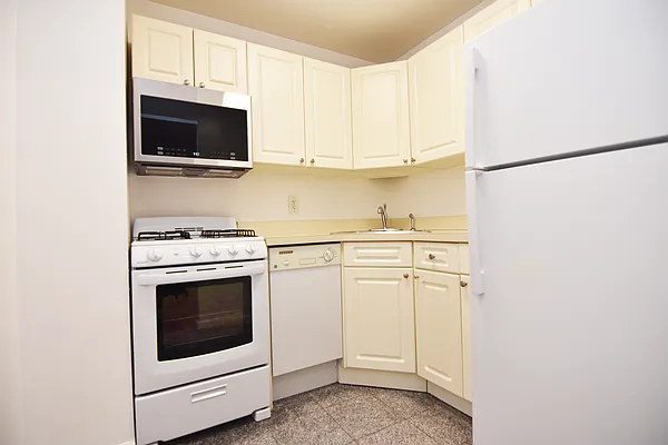 Rented by Bohemia Realty Group | media 10