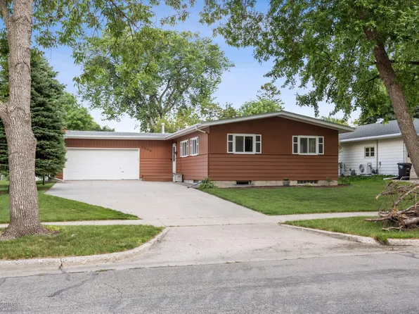 2208 10th St S, Fargo, ND 58103