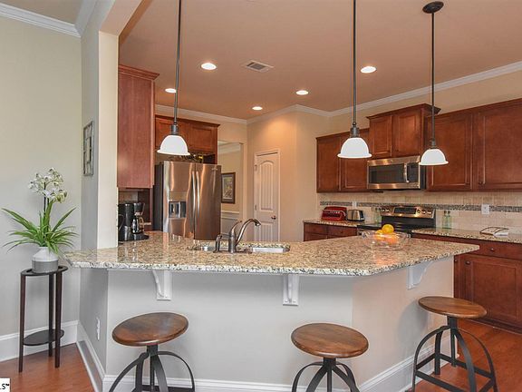4th image of 90 Wood Hollow Cir