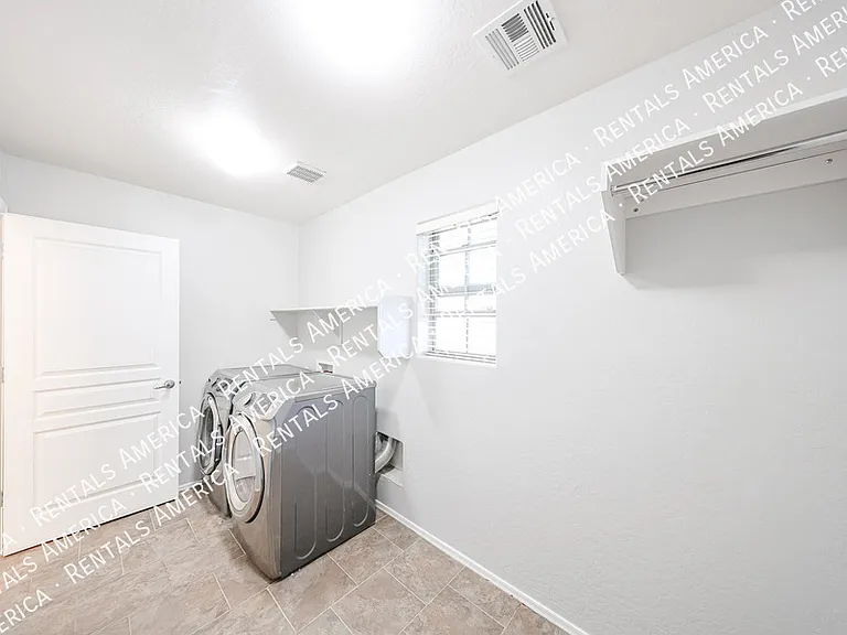 4563 E Oxford Ln — Photo 33