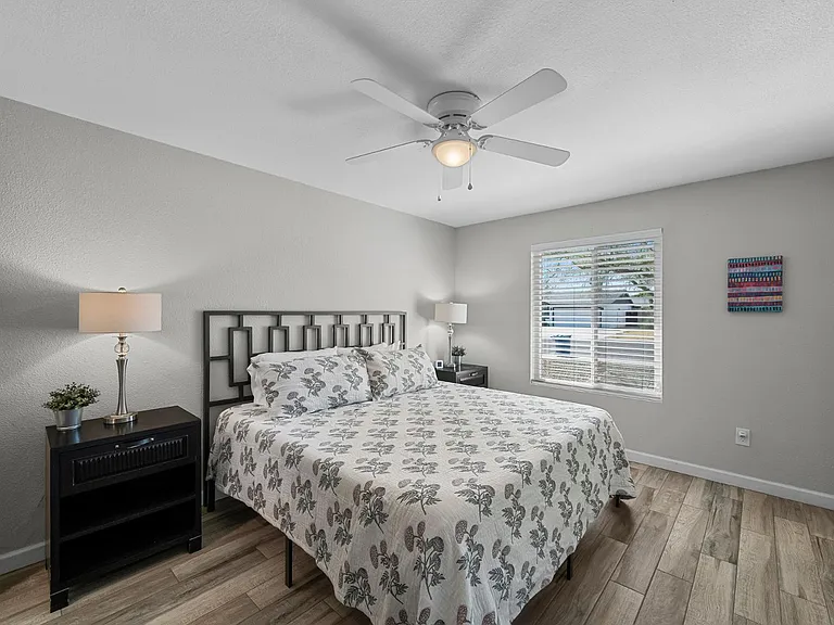 208 E Oxford Dr — Photo 17