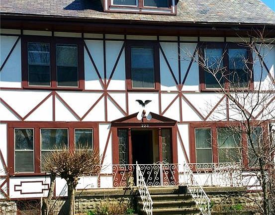 3rd image of 223 Richmond Ave