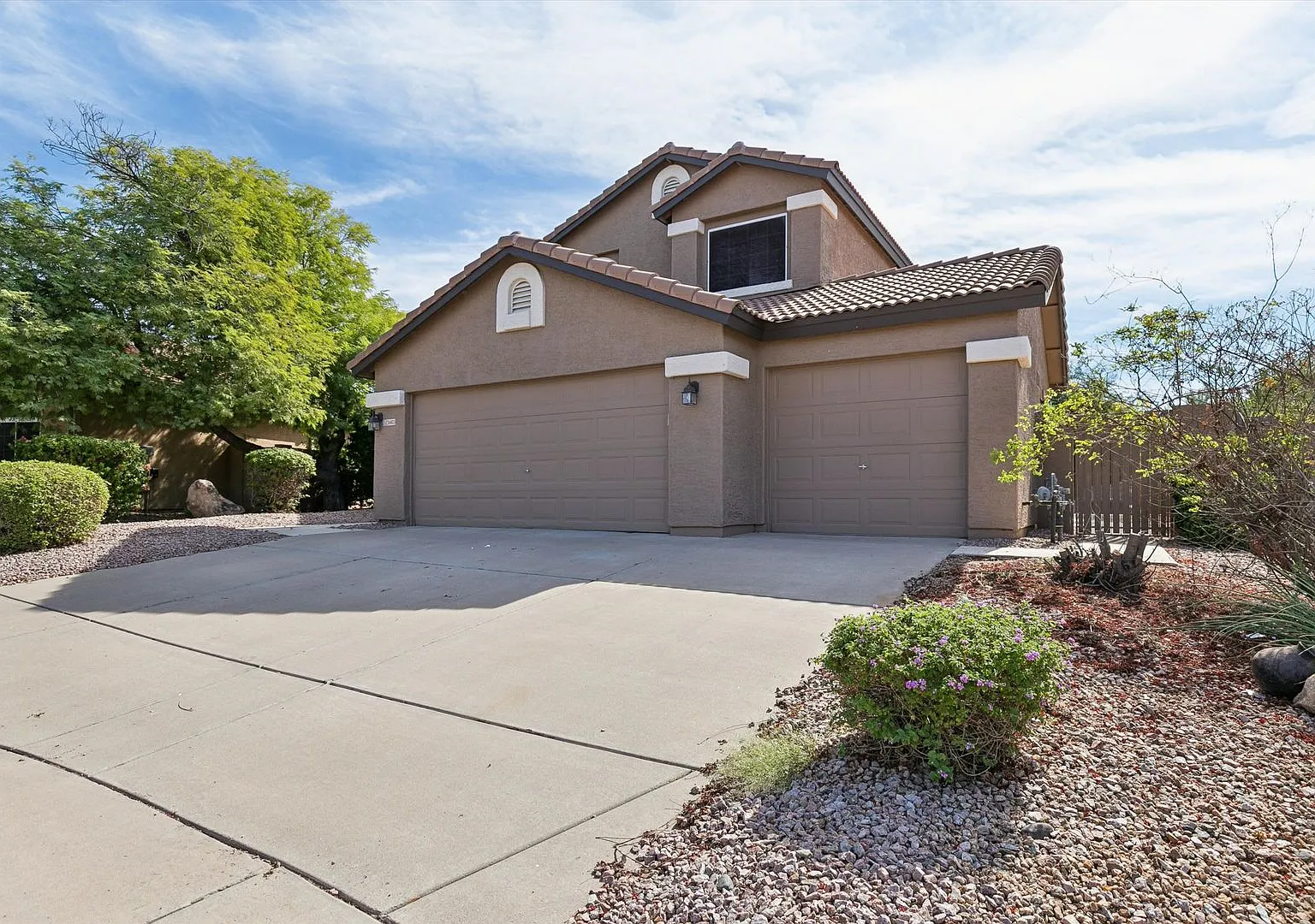 4 Bedroom, 3 bathroom, 3 car Garage, 1 bedroom and full bath on main level, available now in Tatu... — Photo 4