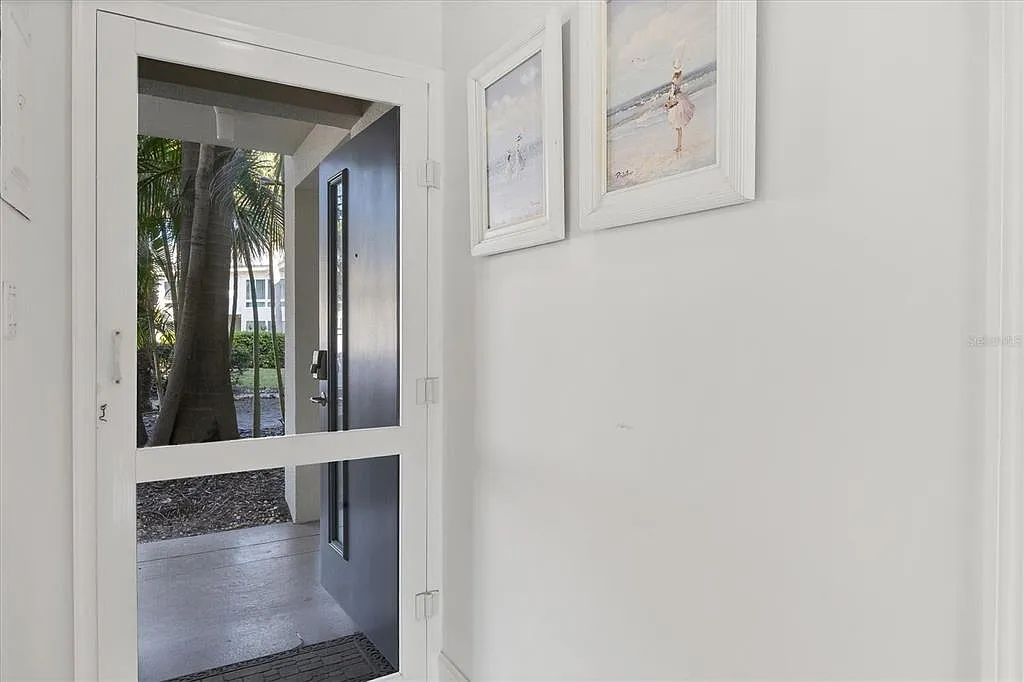 2 bed, 2.0 bath, 1034 sqft, $6,000 — Photo 2